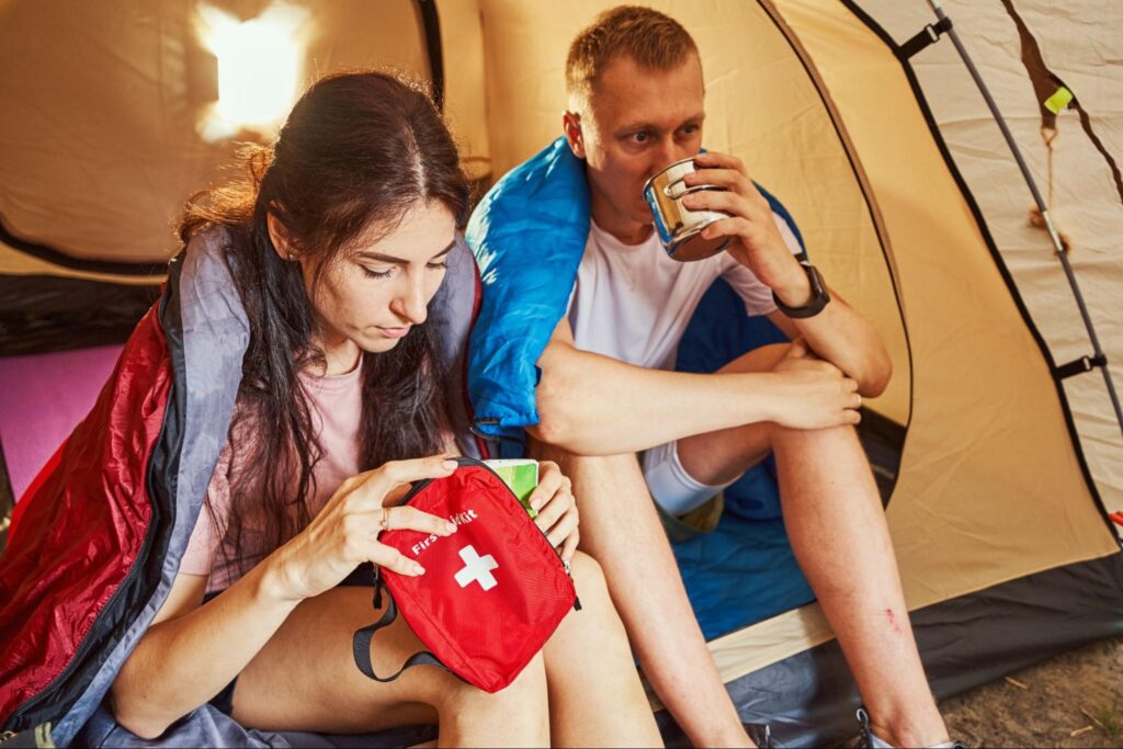 Camping sécuritaire : la liste de secourisme essentielle 2 Ce qu'il faut avoir à portée tableau récapitulatif